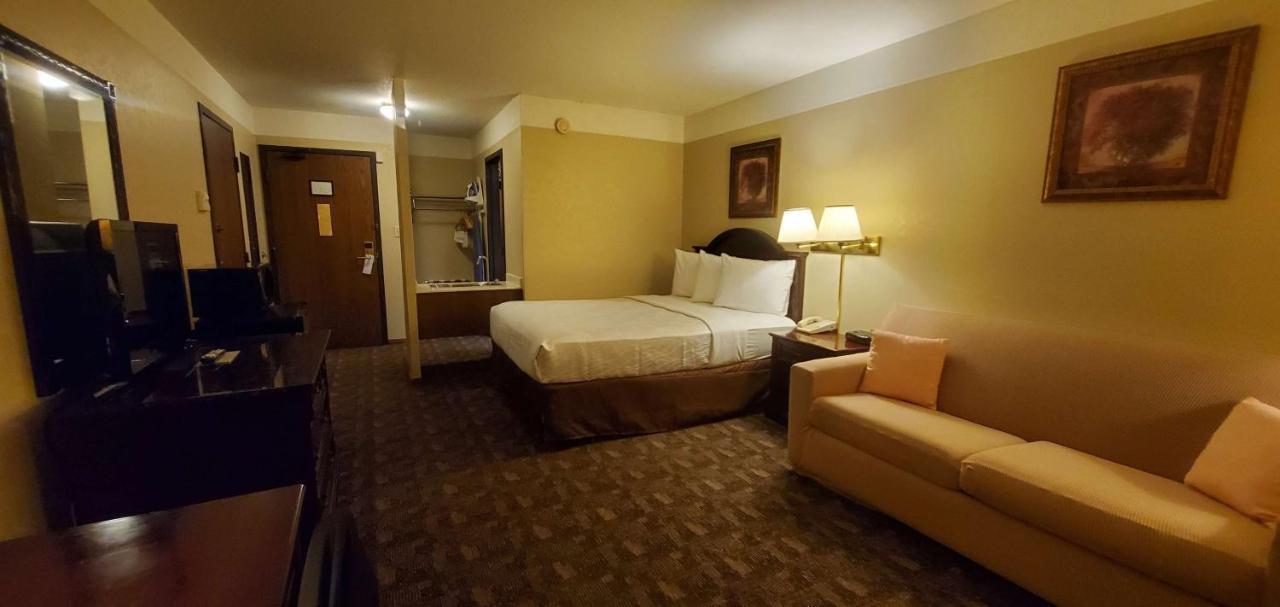 Americas Best Value Inn Чиппева-Фолс Екстер'єр фото