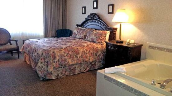 Americas Best Value Inn Чиппева-Фолс Екстер'єр фото