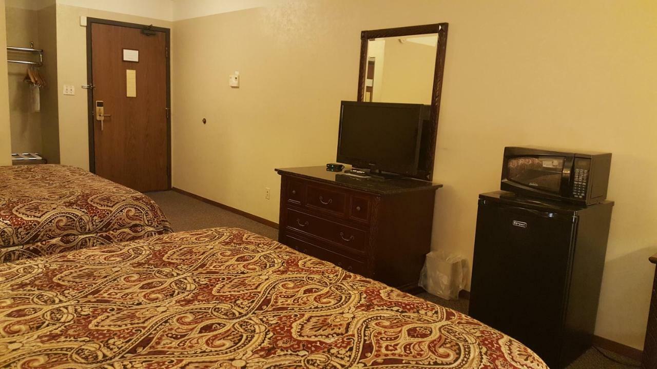 Americas Best Value Inn Чиппева-Фолс Екстер'єр фото
