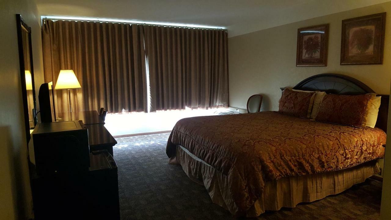 Americas Best Value Inn Чиппева-Фолс Екстер'єр фото
