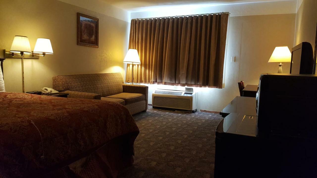 Americas Best Value Inn Чиппева-Фолс Екстер'єр фото