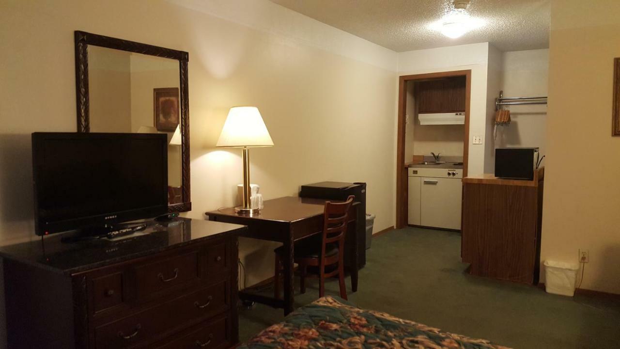 Americas Best Value Inn Чиппева-Фолс Екстер'єр фото