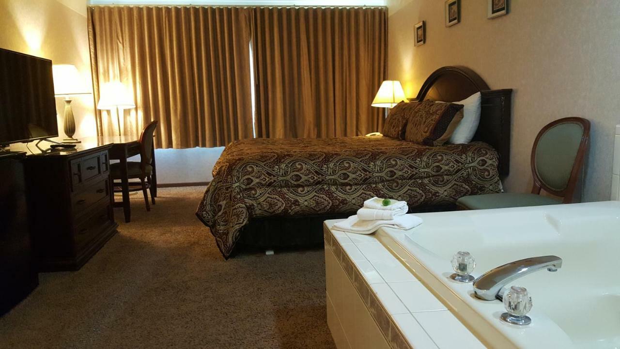 Americas Best Value Inn Чиппева-Фолс Екстер'єр фото