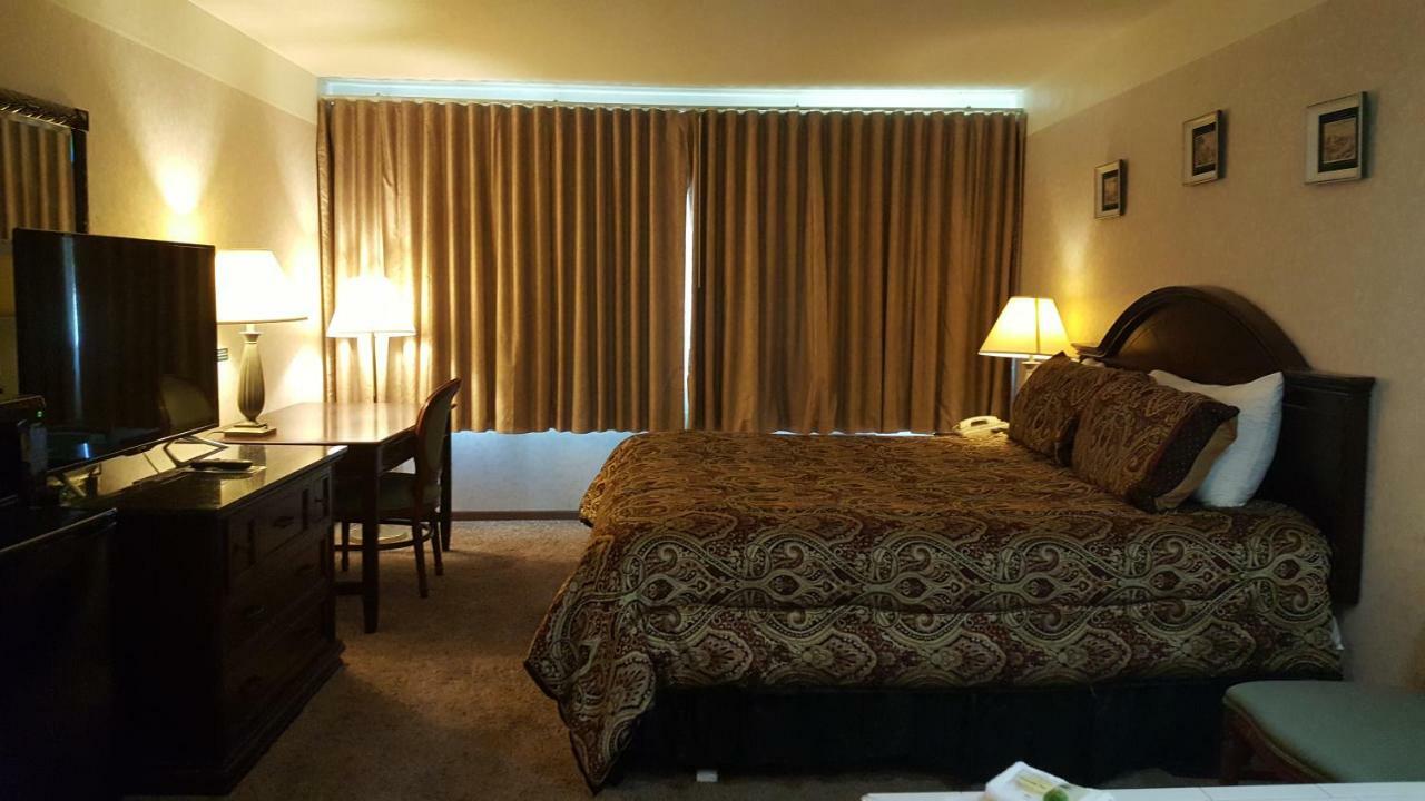 Americas Best Value Inn Чиппева-Фолс Екстер'єр фото